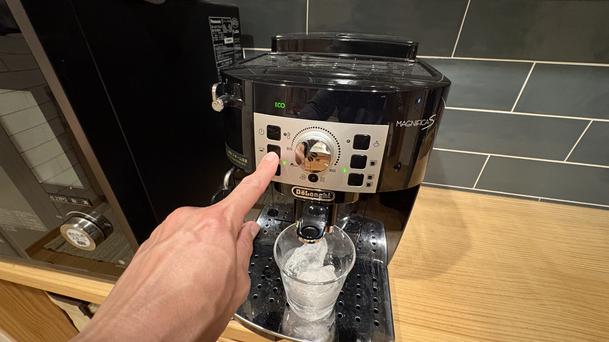 マグニフィカSのボタンを押してコーヒーを淹れるところ