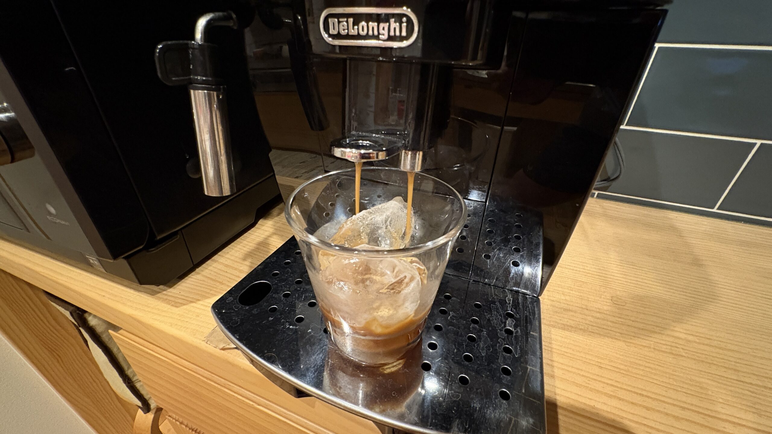 マグニフィカSで氷入りのグラスにアイスコーヒーを淹れるところ