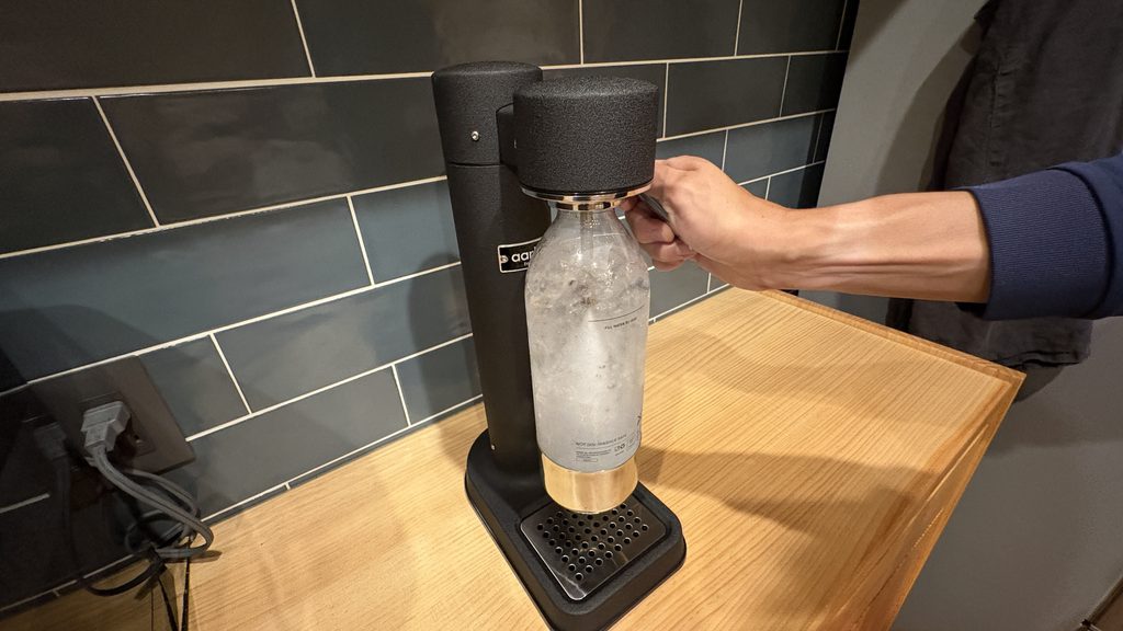 aarkeカーボネーター3のレバーを引いて炭酸水を作っているところ