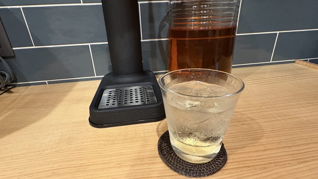 自家製梅ジュースを炭酸水で割ったグラスとaarkeカーボネーター3