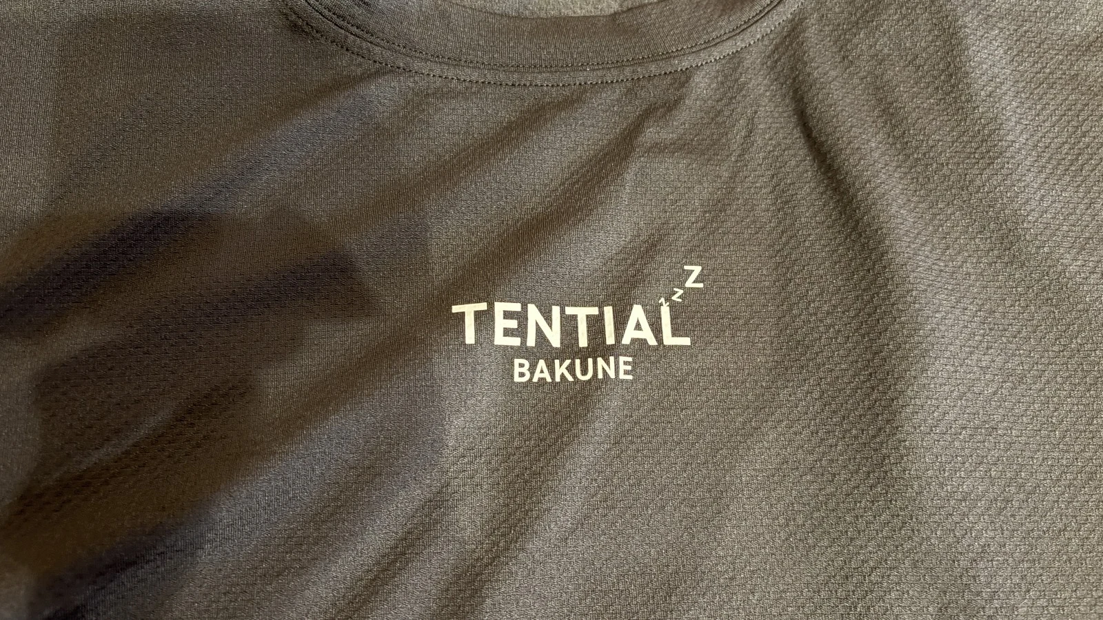 BAKUNE Meshの胸ロゴはプリントで刺繍ではない