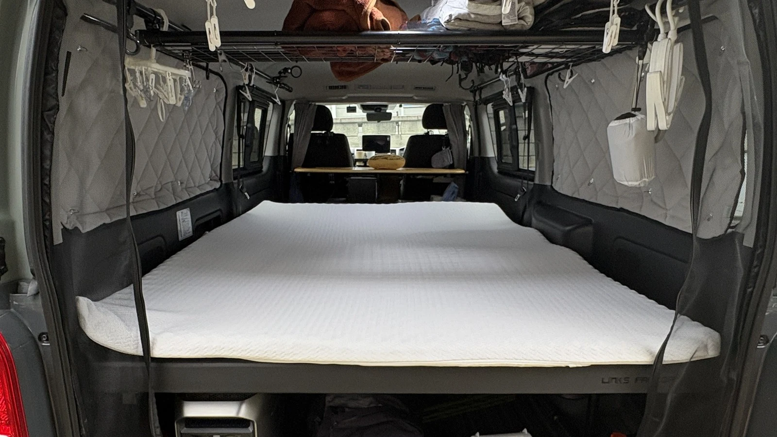ハイエースのFlat4ベッドキットにニトリの高反発マットレストッパー4cmを敷いた状態