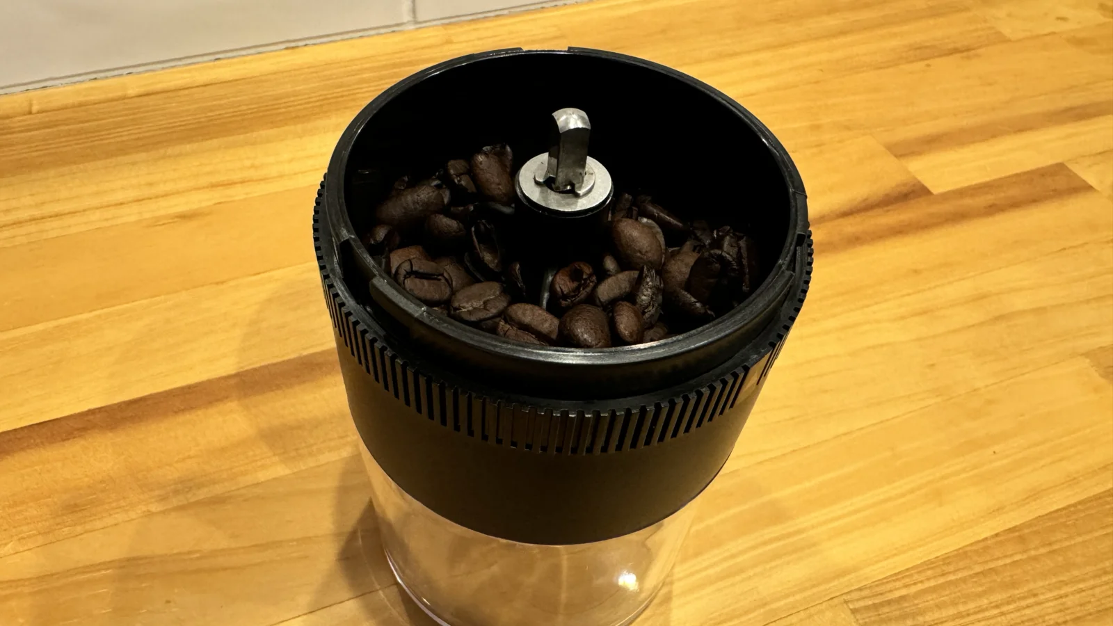 電動ミルに豆を入れたところ