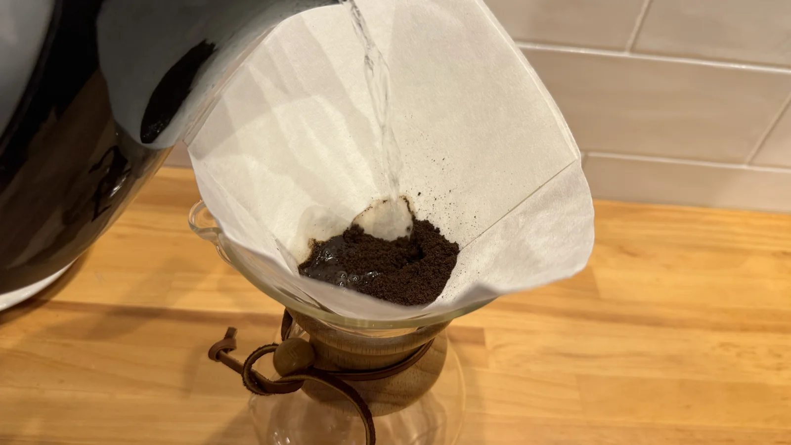ケメックスにお湯を注ぐところ