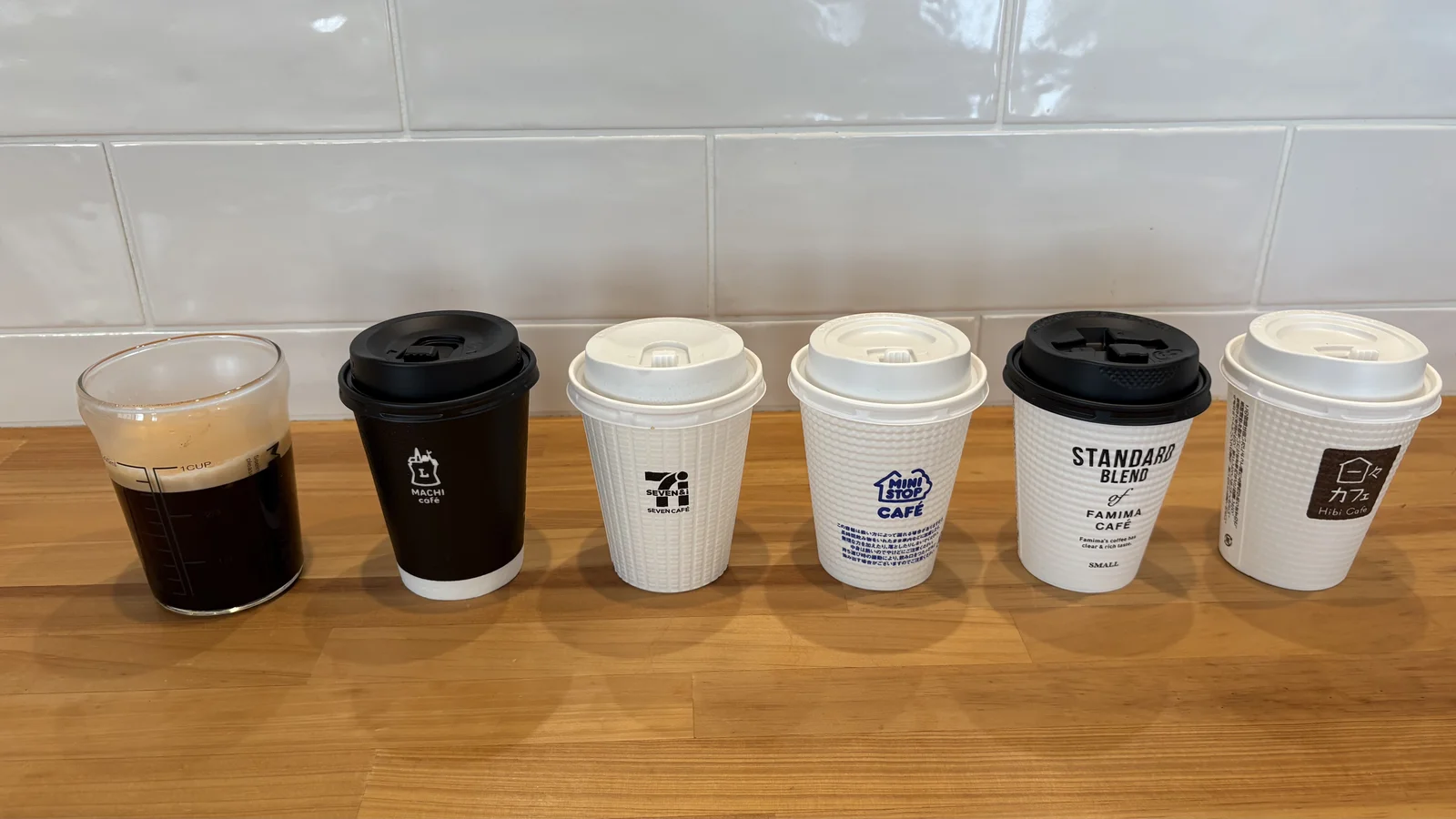 マグニフィカSのコーヒーとコンビニ5社のホットコーヒーを並べたところ(2025年4月)
