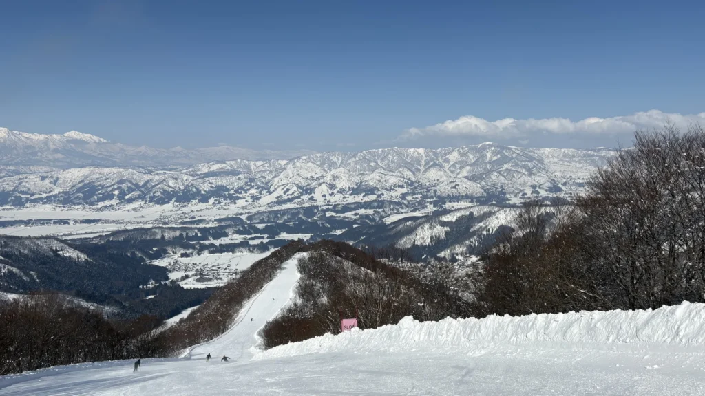 野沢温泉スキー場の上から見た雪山
