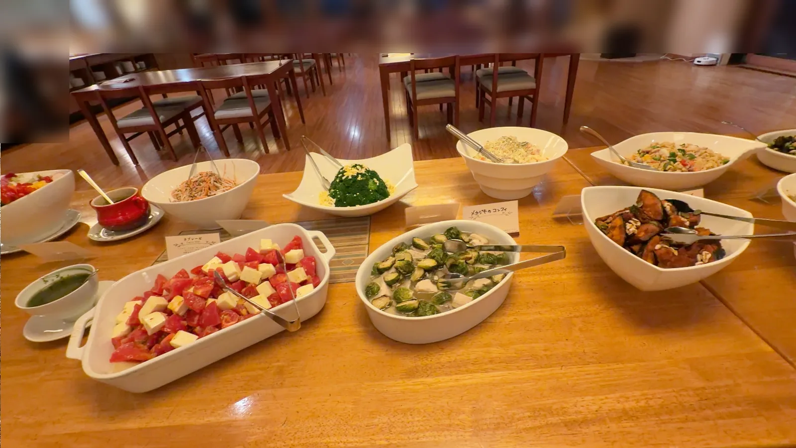 清泉寮の夕食ビュッフェのサラダと会場