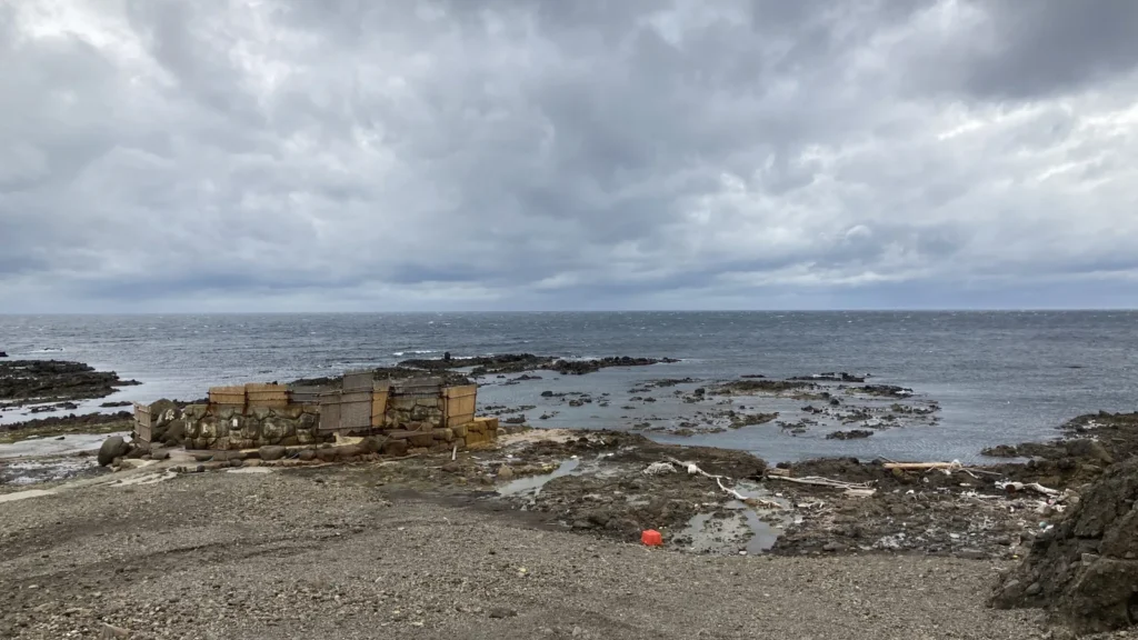 不老ふ死温泉の前に広がる日本海