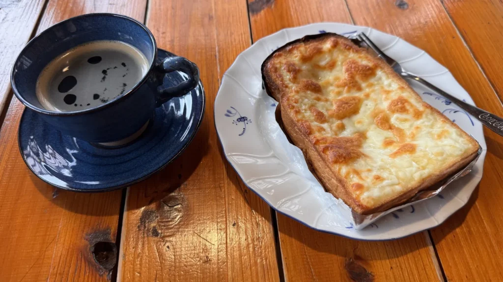 ホワイトクルーのチーズトーストとコーヒー