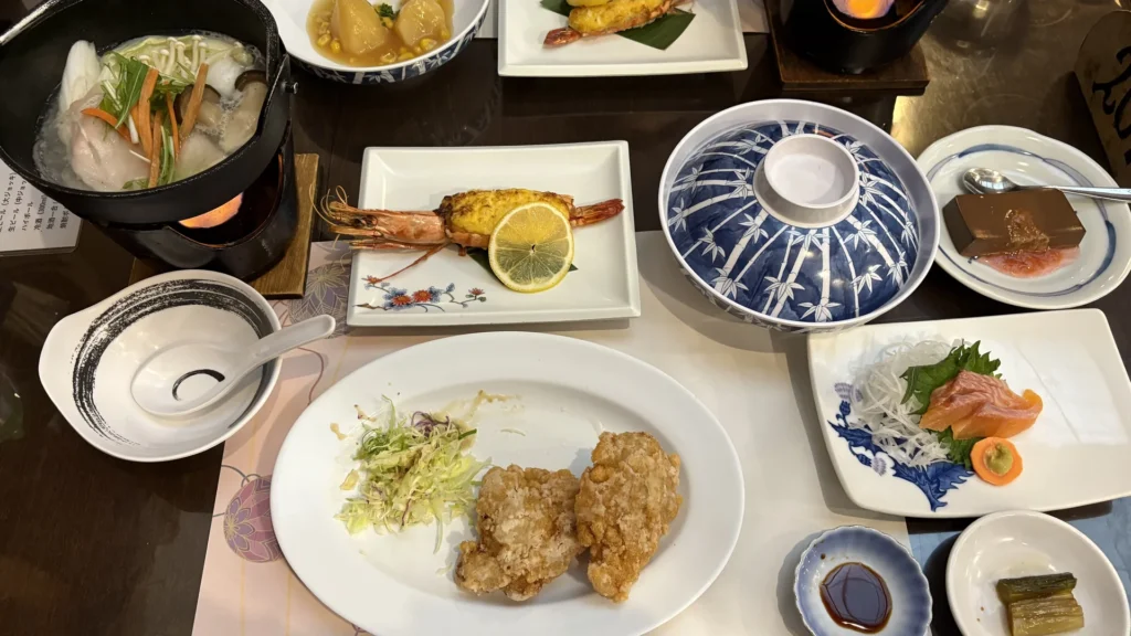 山三荘の夕ご飯（鍋・エビ・唐揚げ・お刺身など）